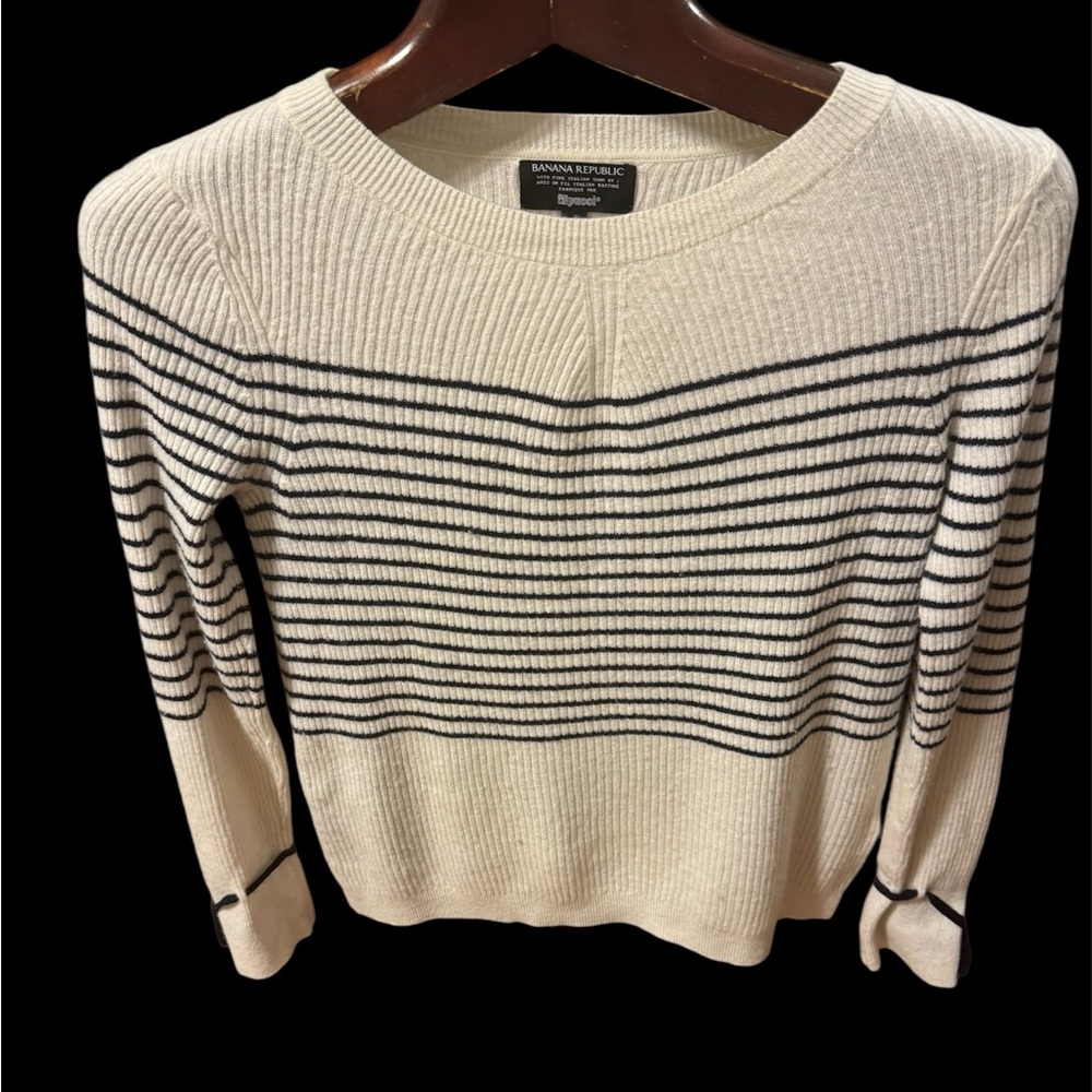 Banana Republic fine Italian wool sweater size with nice sleeve details